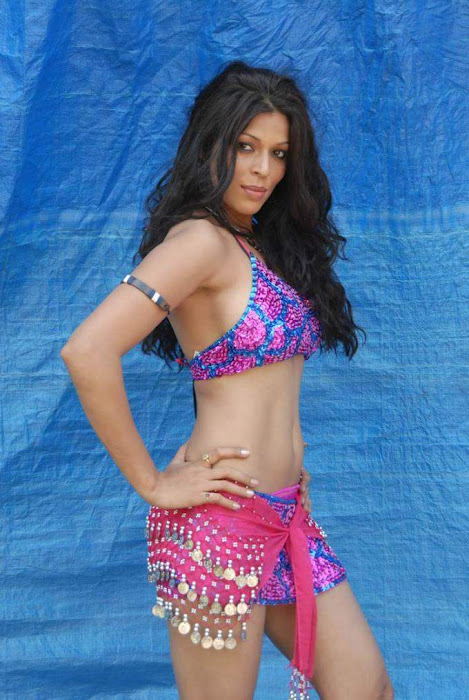tollywood item girl jyothi raana from the backdrop of shooting spot hot images
